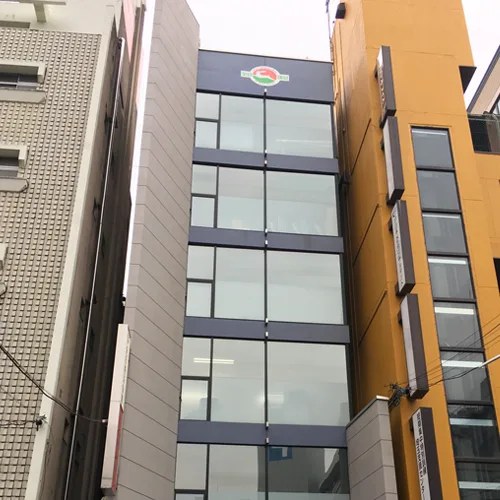 会場の全日埼玉会館の外観。ビル上部に全日のマーク